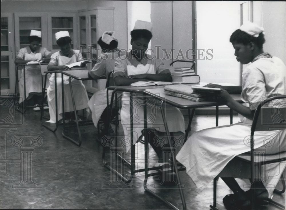 Press Photo Corner Taken By Nurses In Library In London - Historic Images