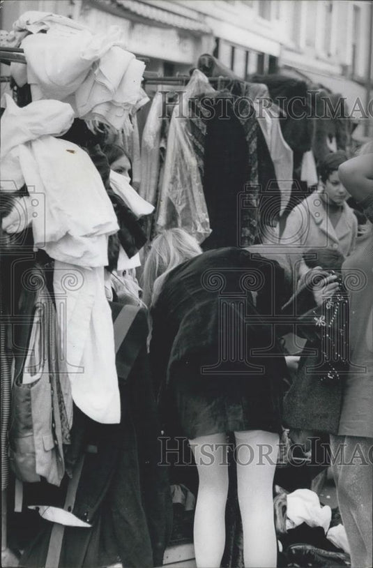 Press Photo Girls In Unusual Costumes Porto Bello Market - Historic Images