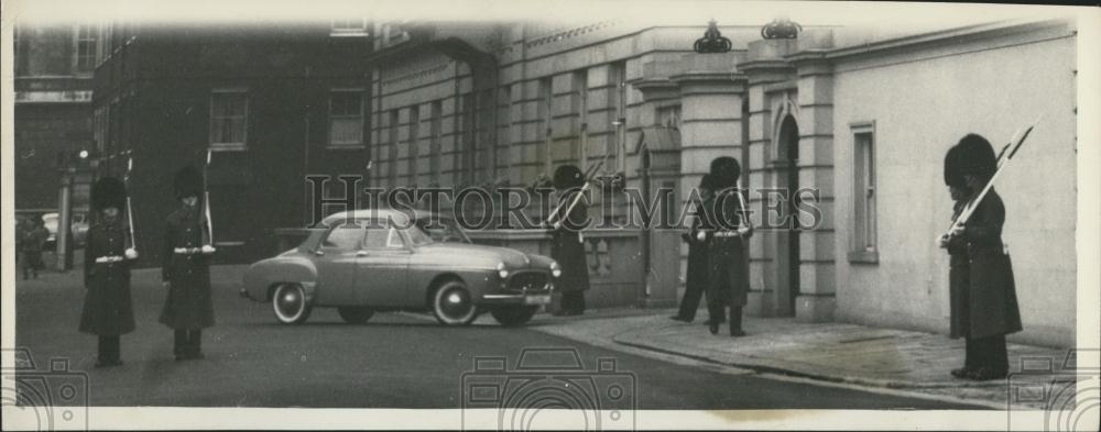 1955 Press Photo Guards, Clarence House, London, Captain Townsend Visit - Historic Images