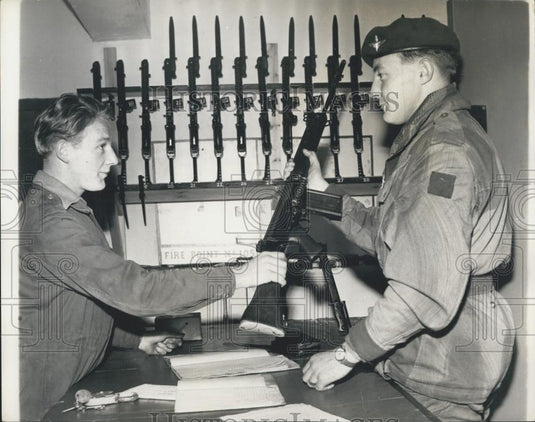 1964 Press Photo Aldershot troops issued weapons for Cyprus - Historic Images