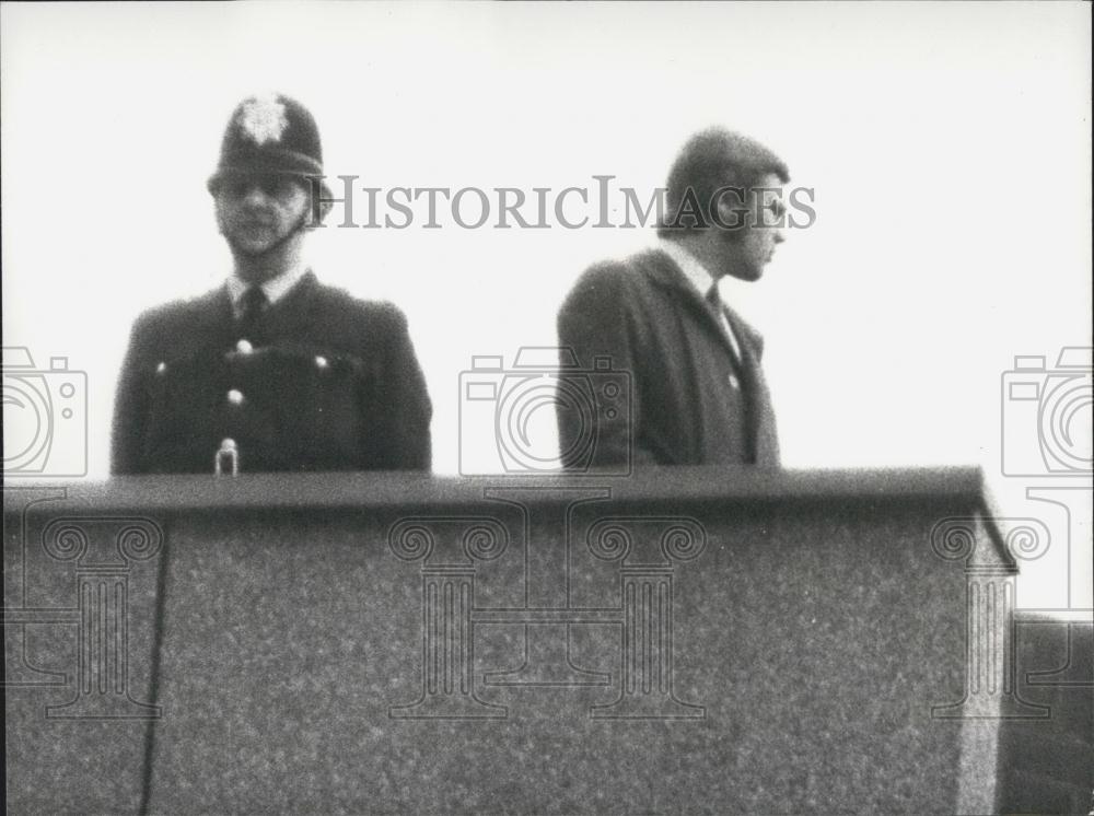 1973 Press Photo Policemen Security Precautions Bow Street Court Bombing Trial - Historic Images