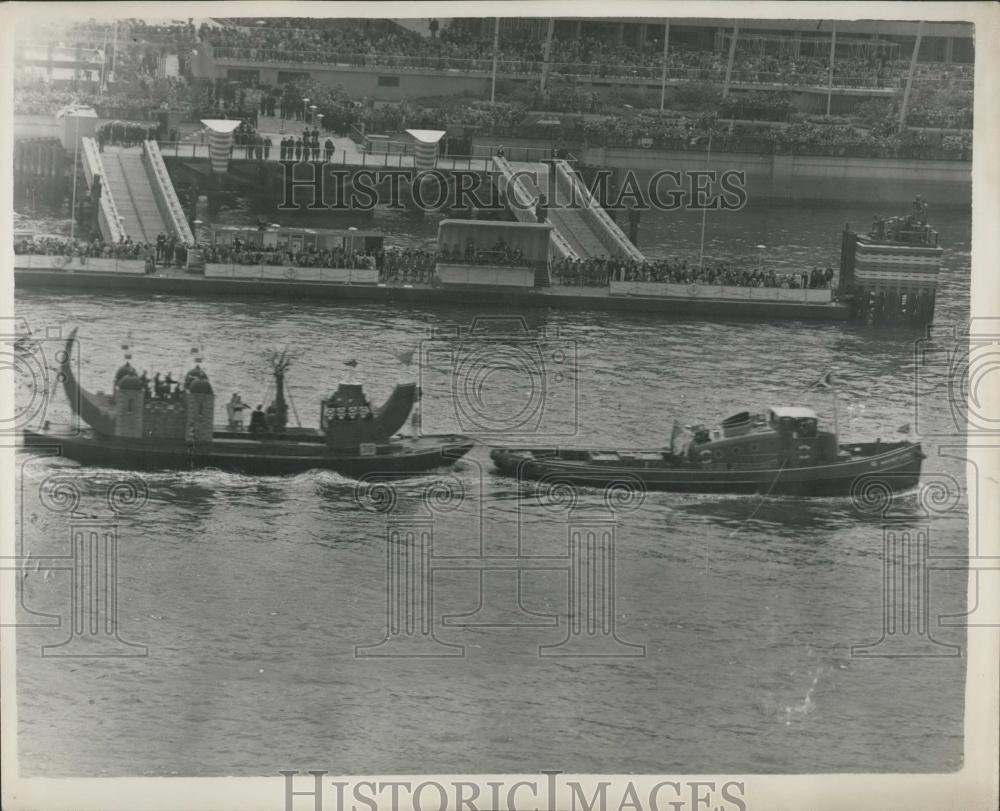 1953 Press Photo Queen at &quot;Signing the Magna Carta&quot; Royal Coronation Pageant - Historic Images