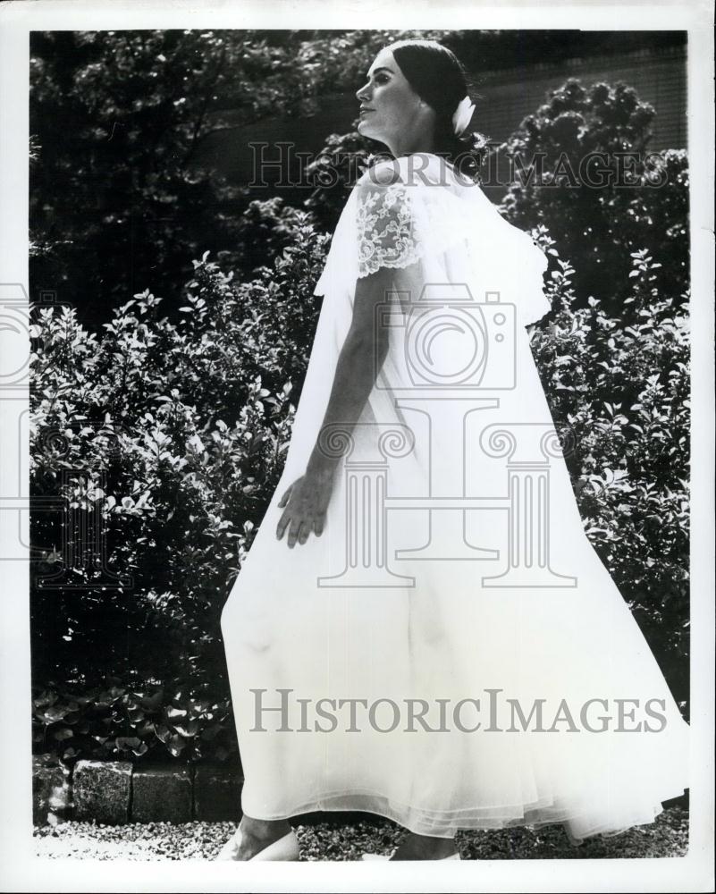 Press Photo Christian Dior ,long, sweeping pelgnoir and gown ensemble - Historic Images