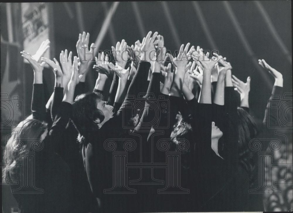 1977 Press Photo Alen Mak Festival of the Political Song Gabrrovo Group Raise Ha - Historic Images