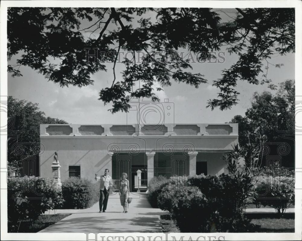 Press Photo Museum and lovely gardens attract visitors in La Quinta de San Pedro - Historic Images