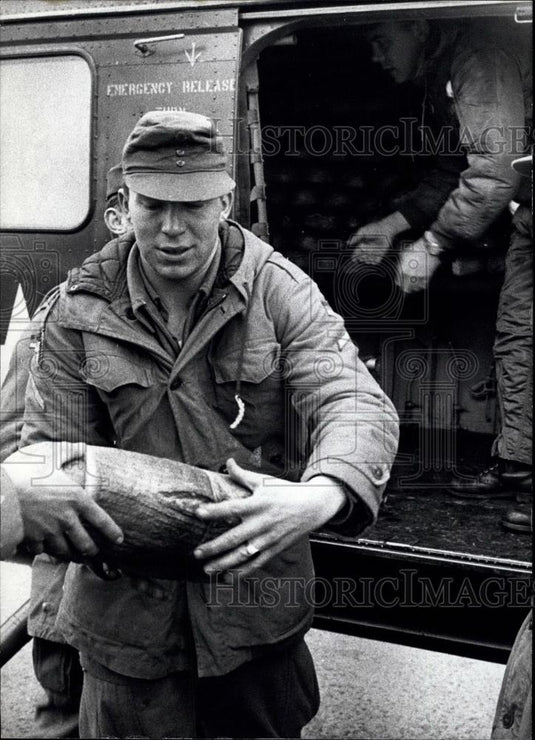 1962 Press Photo Bread for the hungry at floods in Hamburg - Historic Images