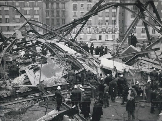 1964 Press Photo Building Under Construction Collapsed Paris Workers Searching - Historic Images