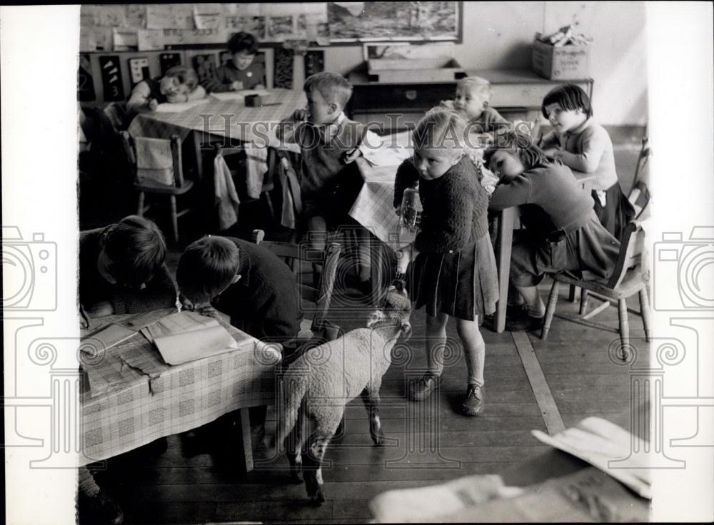 Press Photo children in the infants class take it in turns to give curly his bot - Historic Images