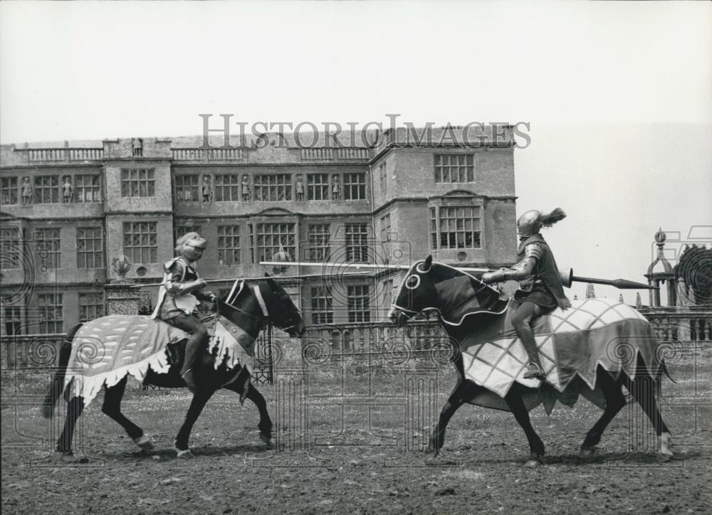 1964 Press Photo Jousting with Lieut. Michael Goodbody &amp; Lieut. Ralph Cowdy - Historic Images