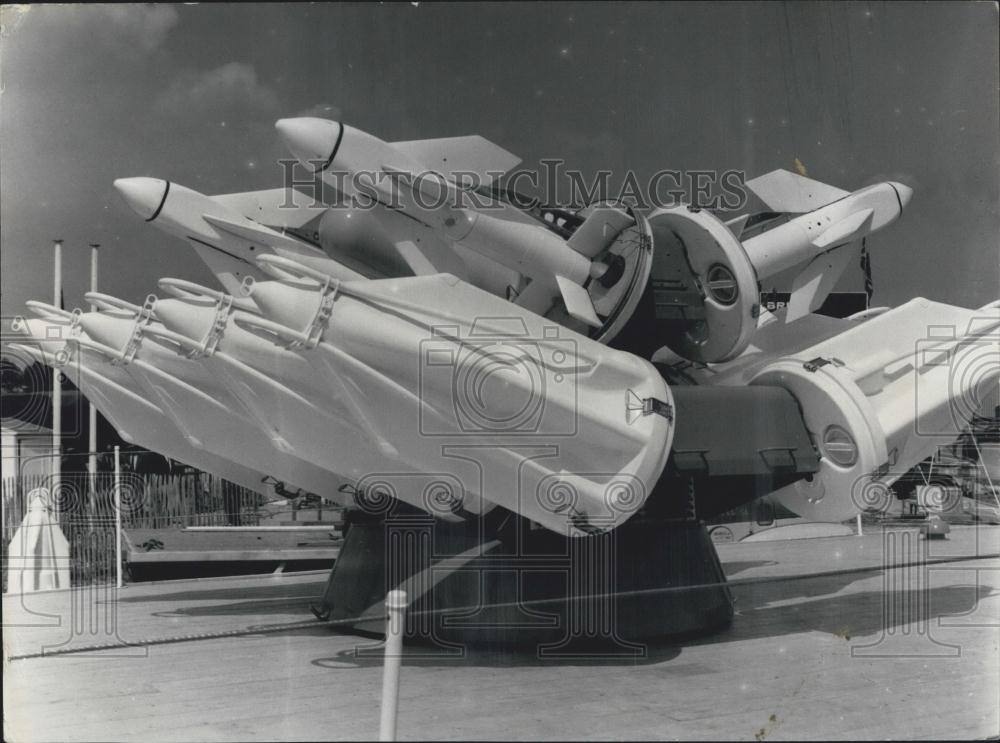 1963 Press Photo Fair Le Bourget Missile Park Models Honor Space France - Historic Images