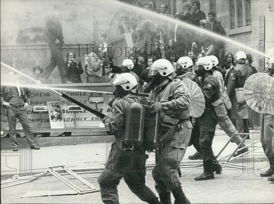 1971 Press Photo Water and tear gas help to clear up Zurich's streets - Historic Images