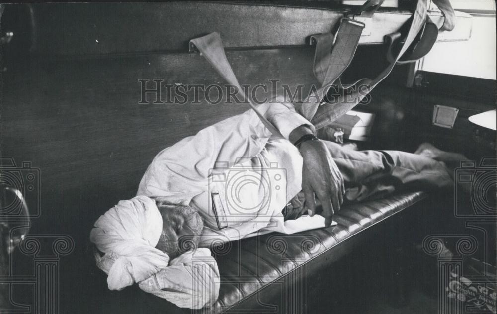 1972 Press Photo Ugnadan Old Citizen Falls Asleep From Exhaustion - Historic Images
