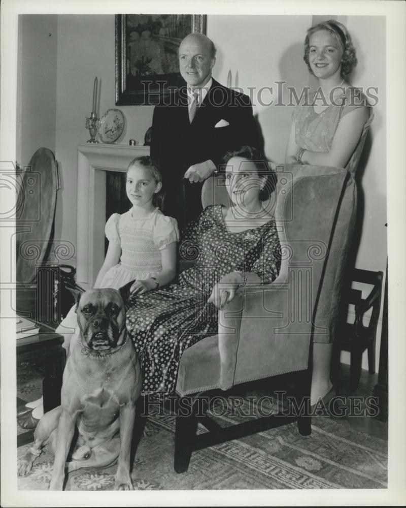 1956 Press Photo New British Ambassador Harold Caccia Family Portrait - Historic Images