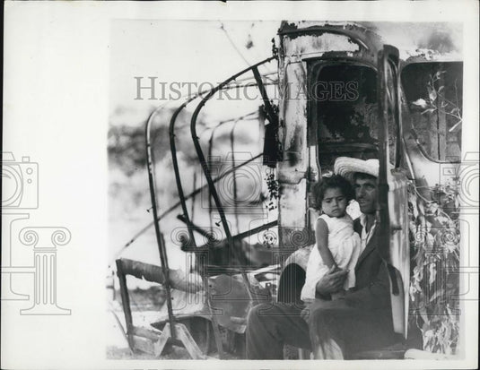 1961 Press Photo A refugee from Bizerta takes shelter - Historic Images