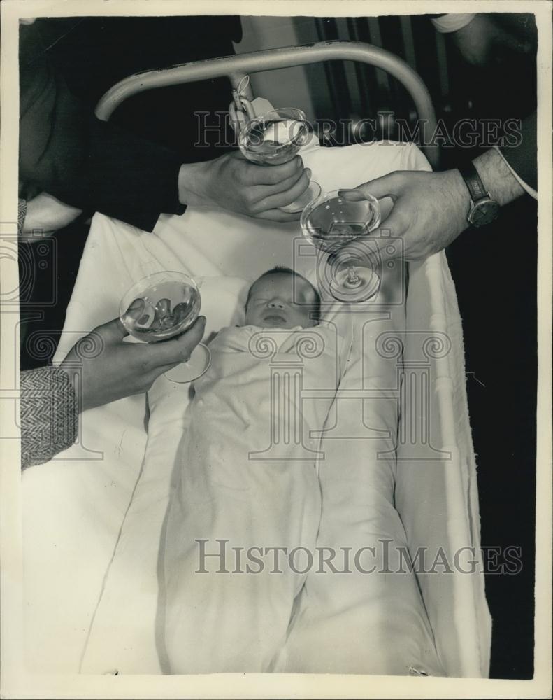 1958 Press Photo Hungarian Refugee Julia Farkas Gives Birth To Baby Boy - Historic Images