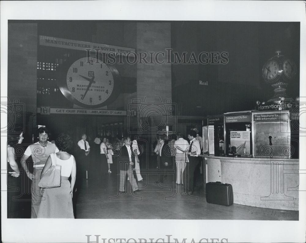 1977 Press Photo Stranded commuters at Grand Cenbral Station - Historic Images