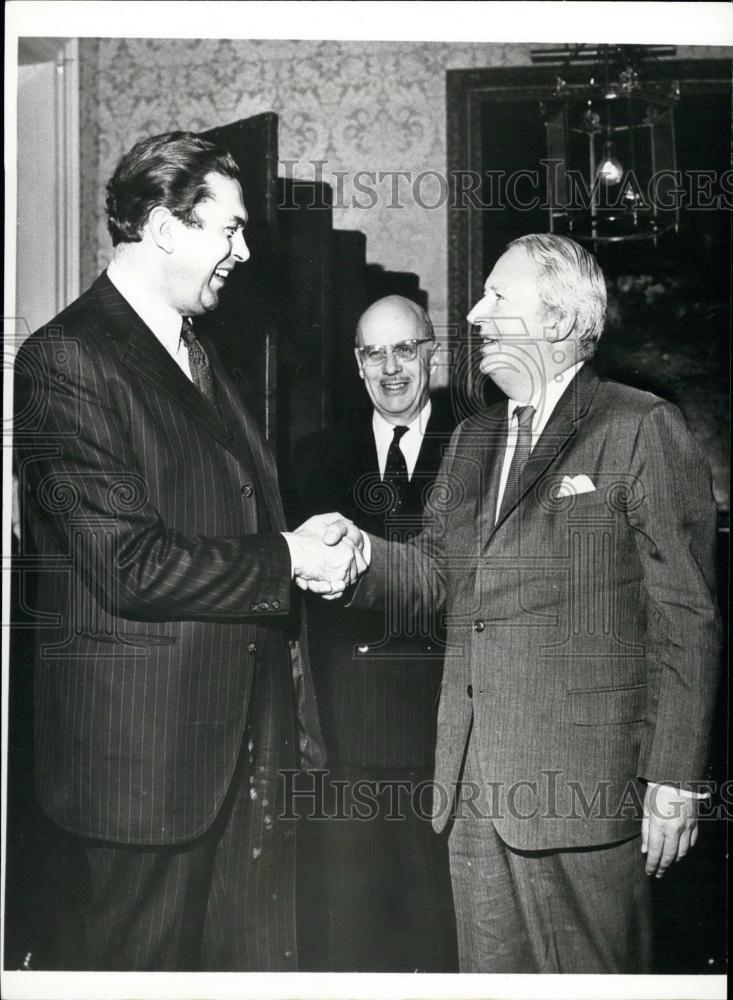 1973 Press Photo Dutch Prime Minister Bervend Biesheuvel Greeted By Edward Heath - Historic Images