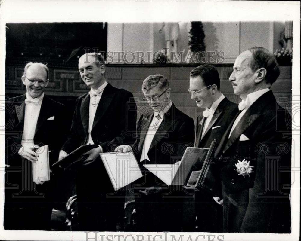 1960 Press Photo King Gustaf Presents The Nobel Prizes Stockholm - Historic Images