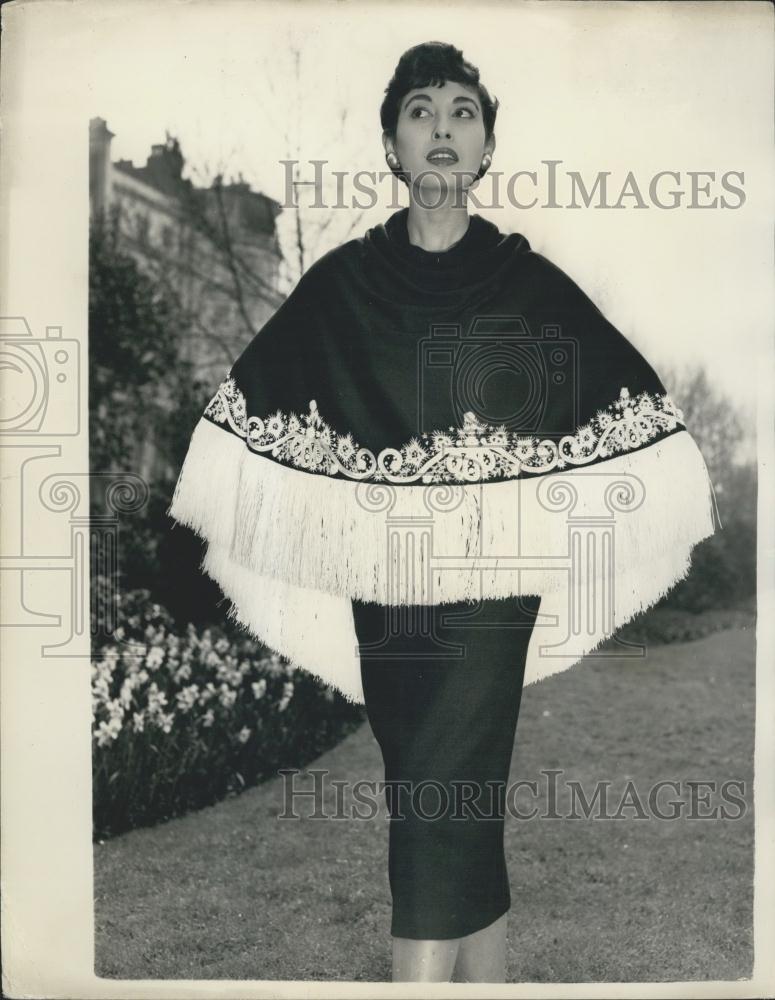 1956 Press Photo A stole from Vienna - in pure Jersey wool - Historic Images