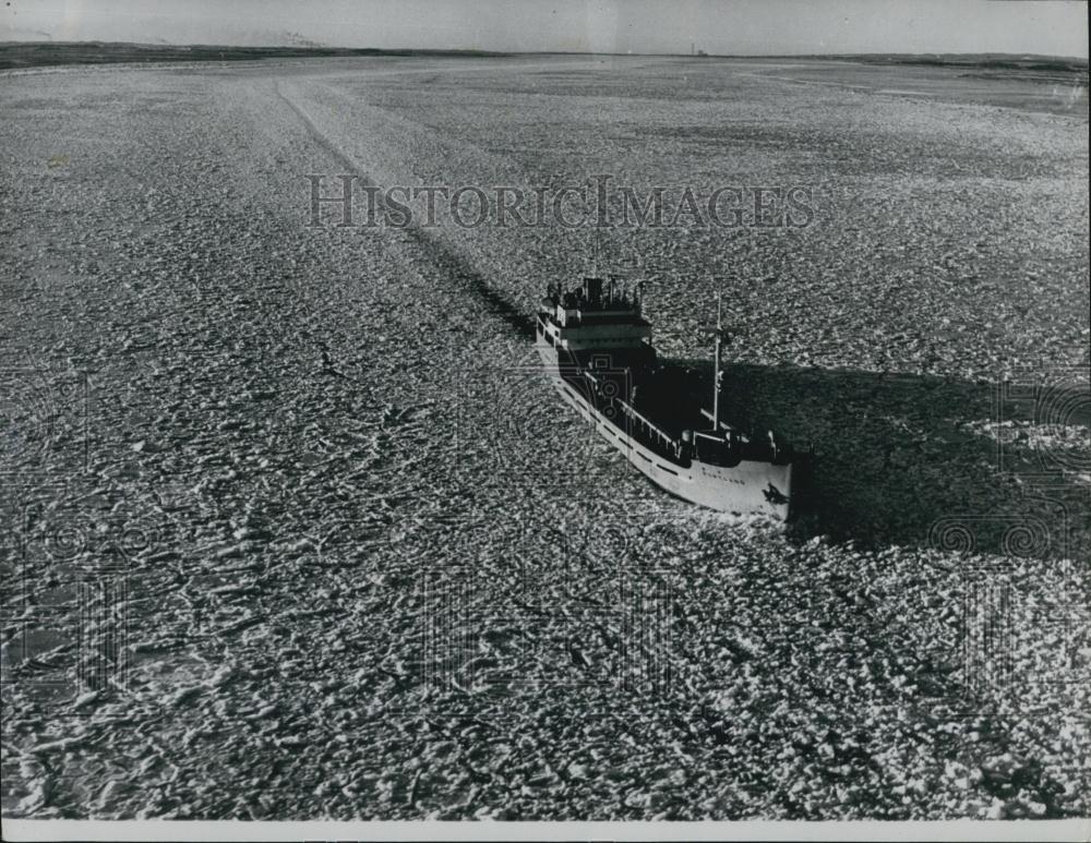 1966 Press Photo Photo Battling Thru The Ice In Denmark - Historic Images