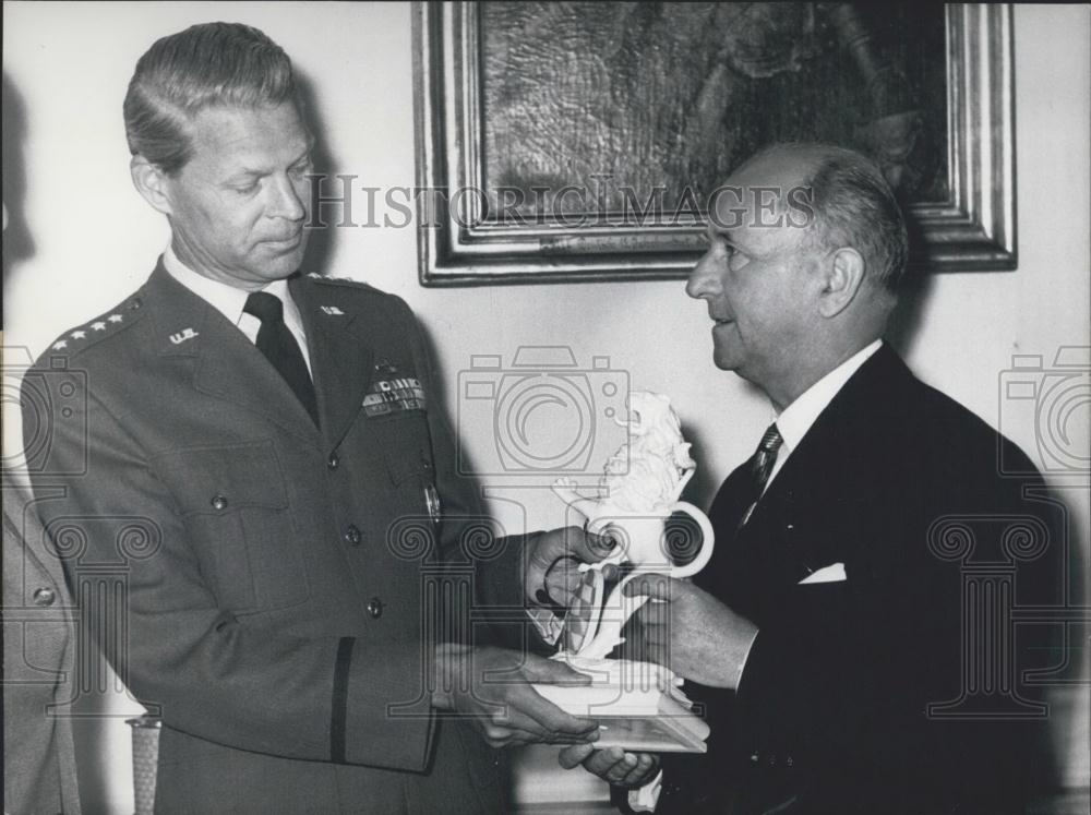 1959 Press Photo General Lauris Norstad visits Bavarian Prime Minister - Historic Images