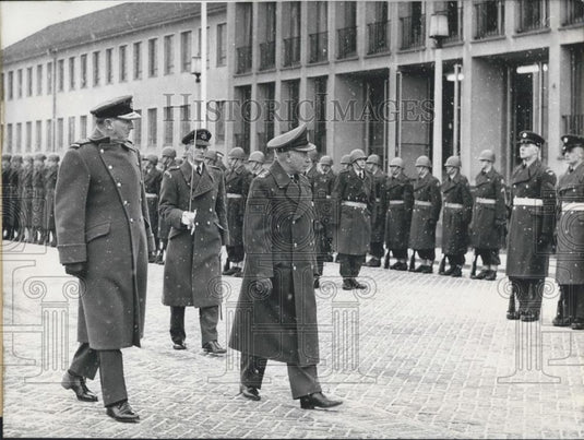 1958 Press Photo General Heusinger Air Marshal Humphry Edward Jones German NATO - Historic Images