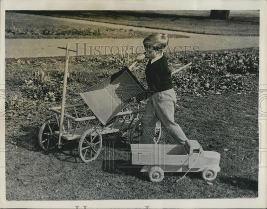 1953 Press Photo Crown Prince Carl Gustav Sweden 7th Birthday Gardening Haga - Historic Images