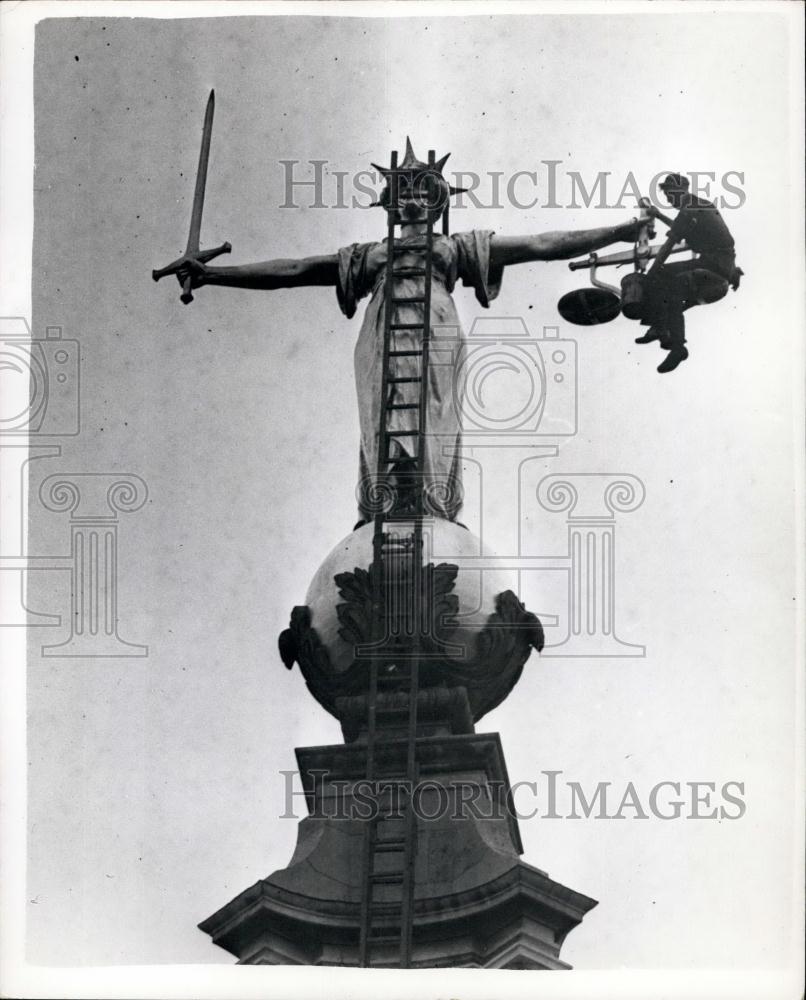 1959 Press Photo Figure Of Justice On Top Of Old Bailey - Historic Images