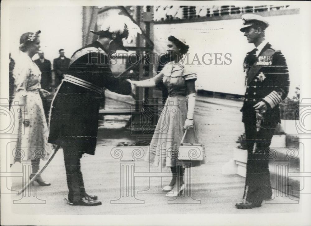1953 Press Photo Queen and Duke of Edinburgh arrive in New Zealand - Historic Images