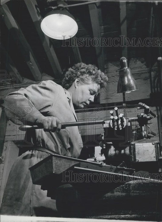 Press Photo Miss Farris Fixes Jig Operates Lathe Gillingham Factory Women - Historic Images