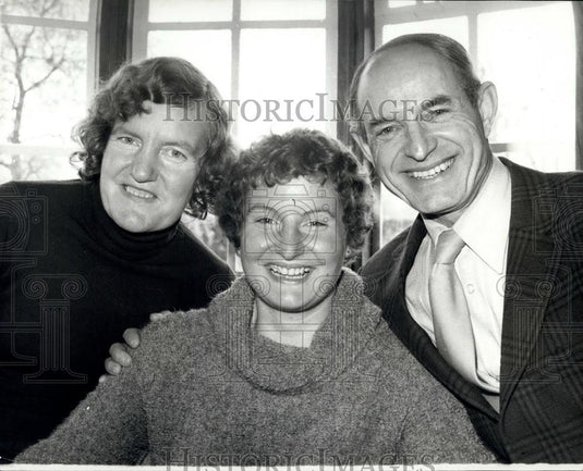 1981 Press Photo Moonie Girl Suan Swatland Back With Parents Egerton Kent - Historic Images