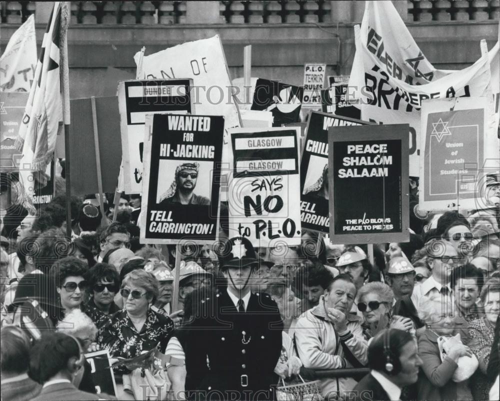 1981 Press Photo Mass Rally by British Jews against the P.L.C - Historic Images
