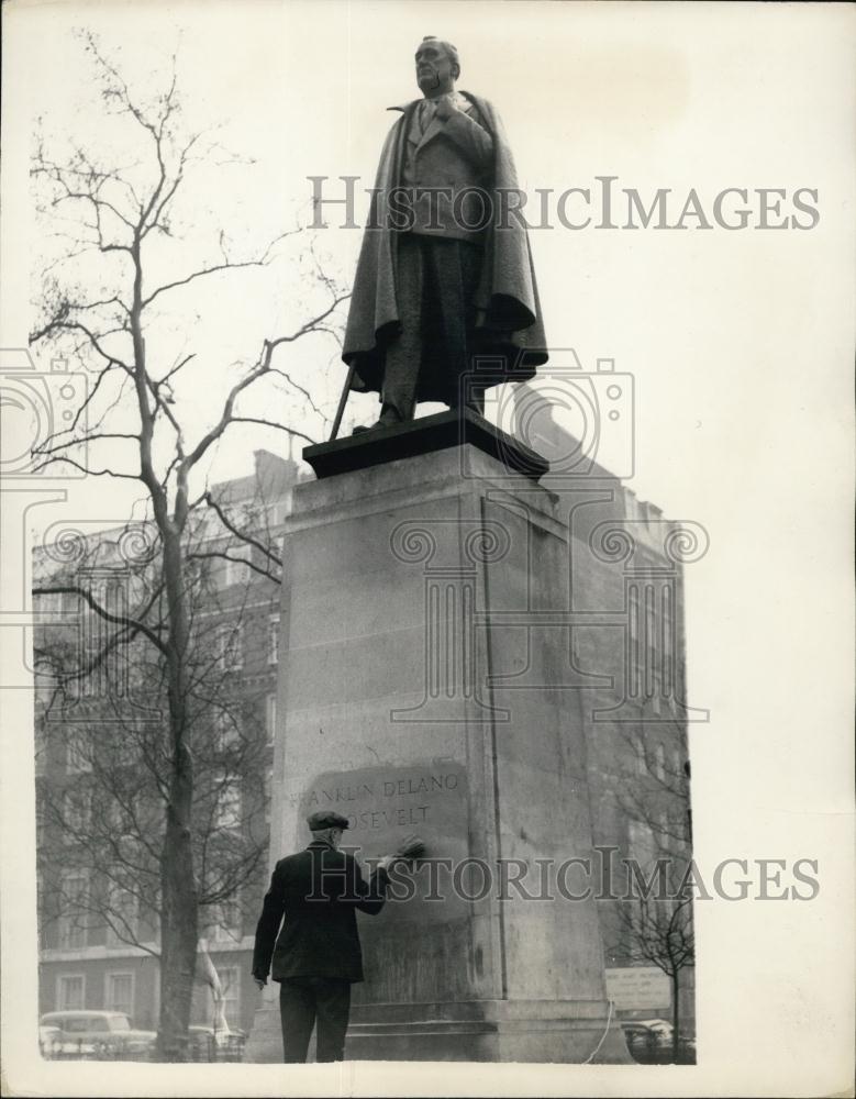 1955 Press Photo Workman Cleans Graffiti Off Statue Roosevelt Grosvenor Square - Historic Images