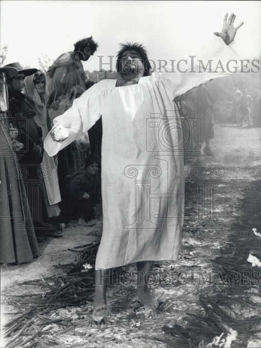 1970 Press Photo Brancaleone Army Crusade Man Walking On Coals - Historic Images