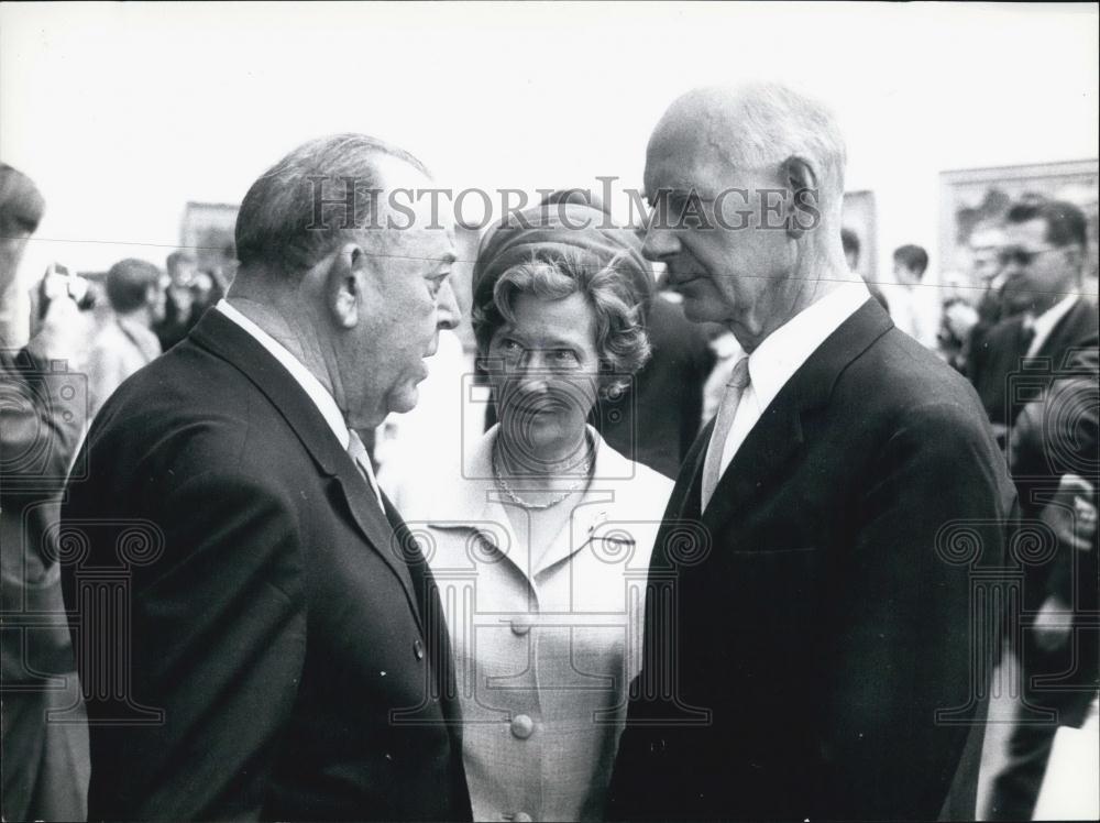 Press Photo Mr. Trygve Lie &amp; Premier Einar Gerhardsen At Norway Art Center - Historic Images