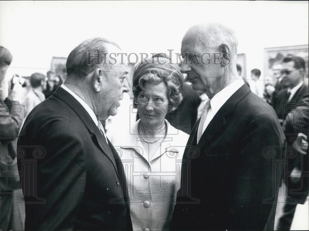 Press Photo Mr. Trygve Lie & Premier Einar Gerhardsen At Norway Art Center - Historic Images
