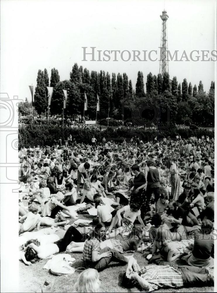 Press Photo Young people who came to Berlin for festival - Historic Images