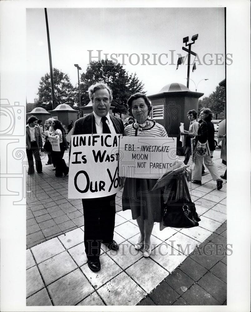 1976 Press Photo Demonstrating against the Rev. Sun Myung Moon - Historic Images