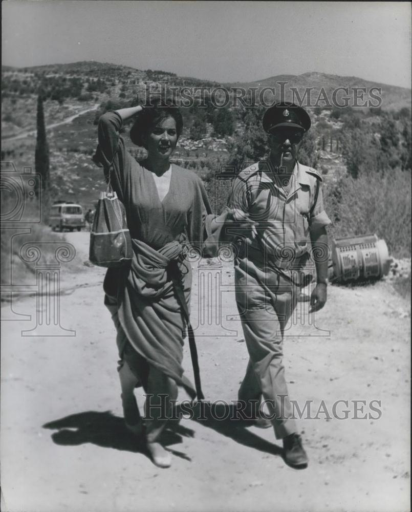 Press Photo Barbara Shelley In Gabbai After Filming Exhausting Scene - Historic Images