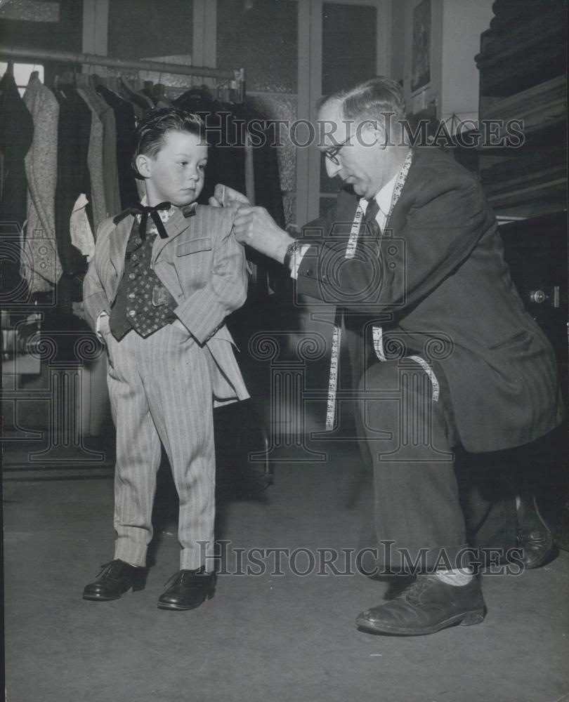 Press Photo Shoulders Need More Support - Historic Images