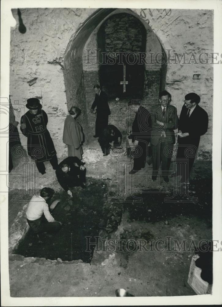 1968 Press Photo Men Excavating Tower Of London For Barkstead Treasure - Historic Images