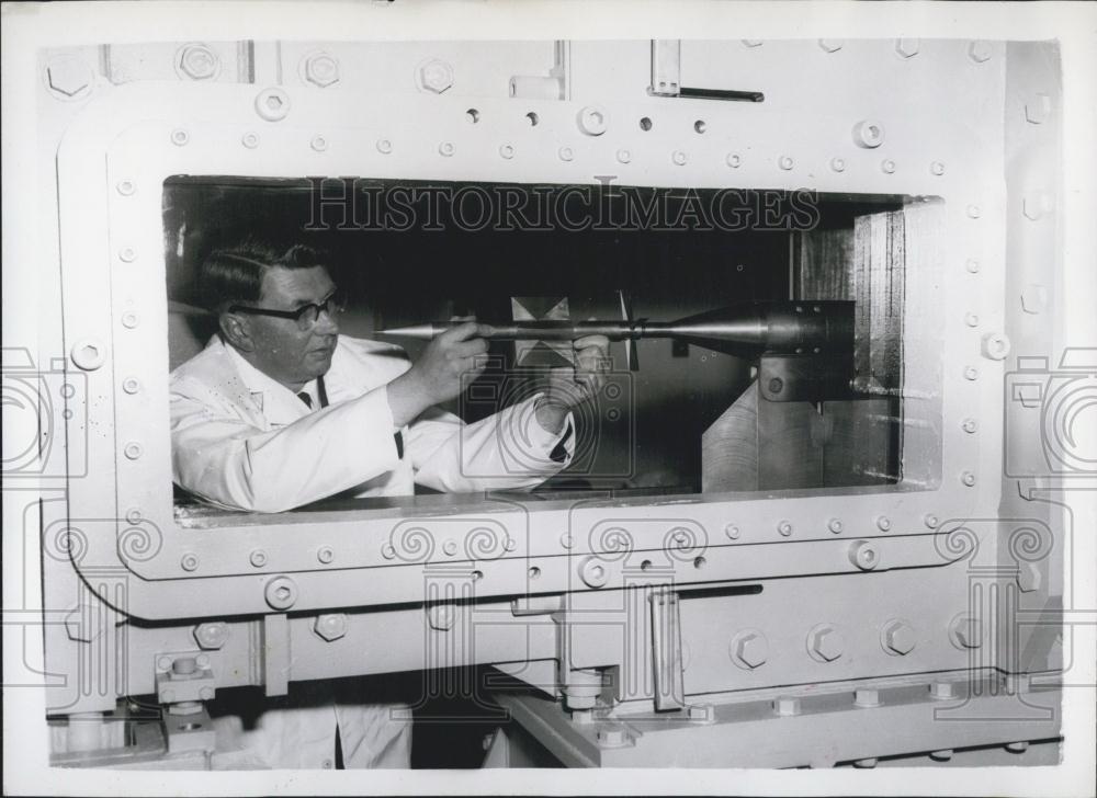 1959 Press Photo Dr William Hilton, Model of Guided Missile, Wind Tunnel - Historic Images