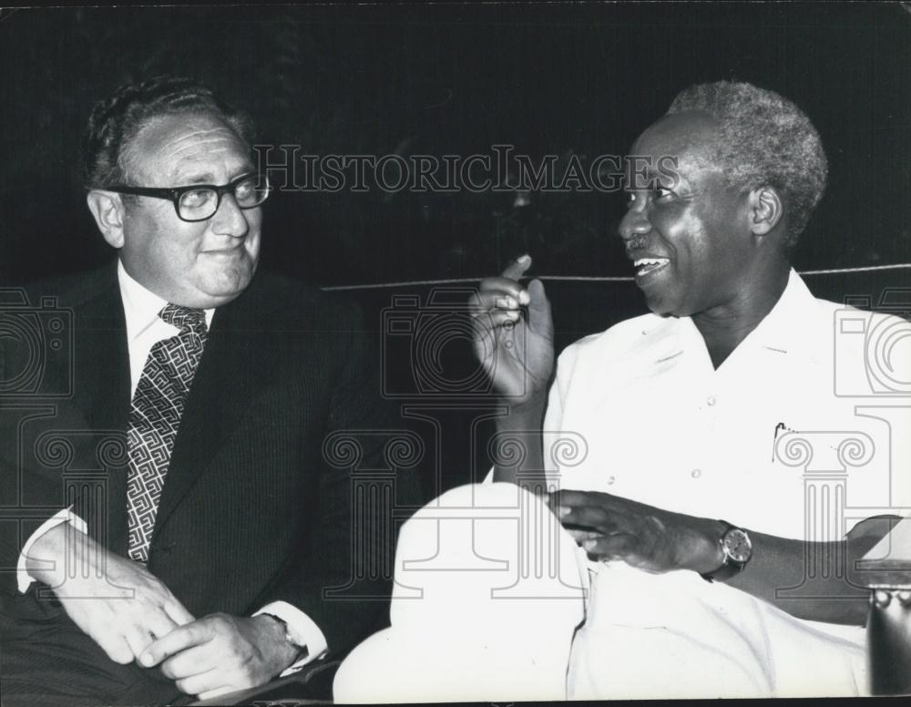 1976 Press Photo Kissinger as Nyerere Wmphasises a Point of Tanzanian Policy - Historic Images