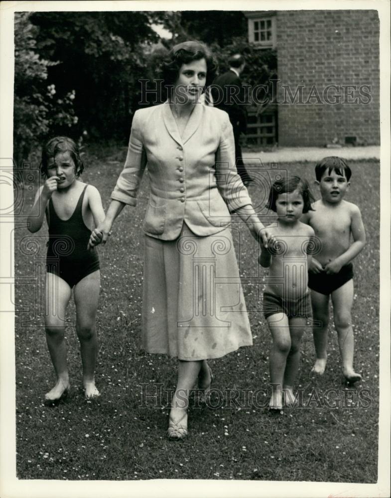 1957 Press Photo Mrs. Catherine Stevens and 3 of her children - Historic Images