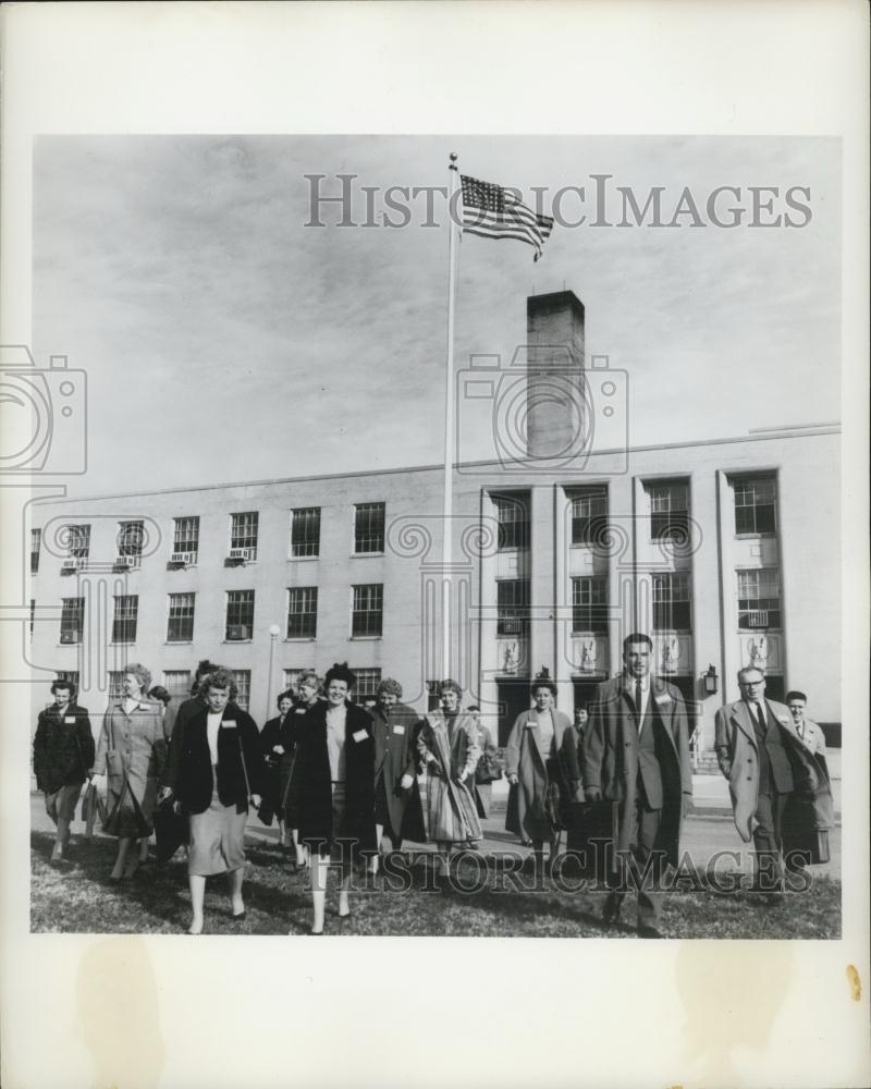 1960 Press Photo Census Workers Leaving Building United States - Historic Images