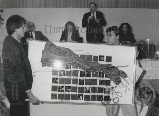 1985 Press Photo Swiss Author Sandra Paretti's Collage Children Distress Benefit - Historic Images