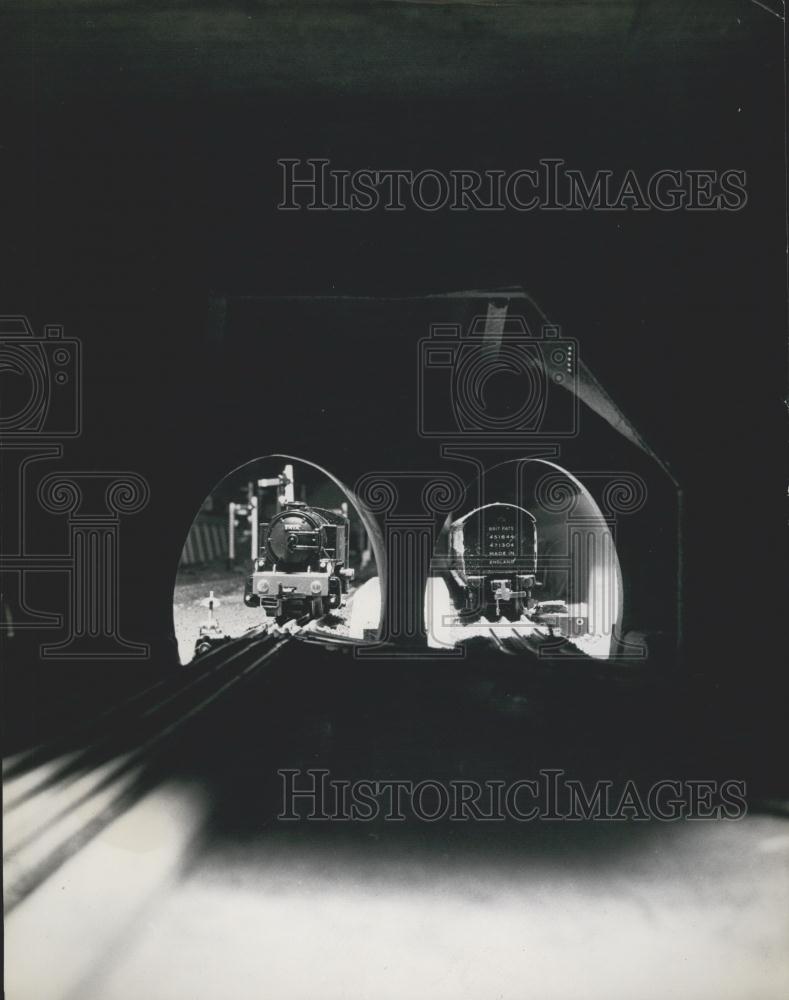 Press Photo Miniature British Toy Railways 38 Electric Signals 19 points - Historic Images