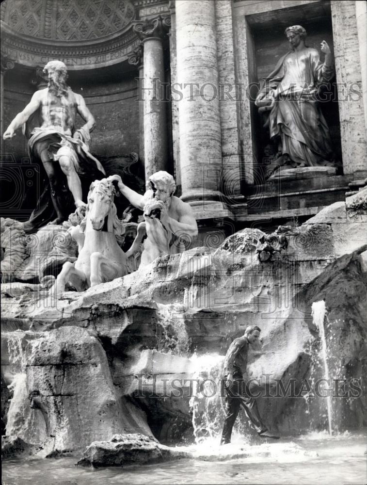 1962 Press Photo german tourist Trevi Fountain - Historic Images