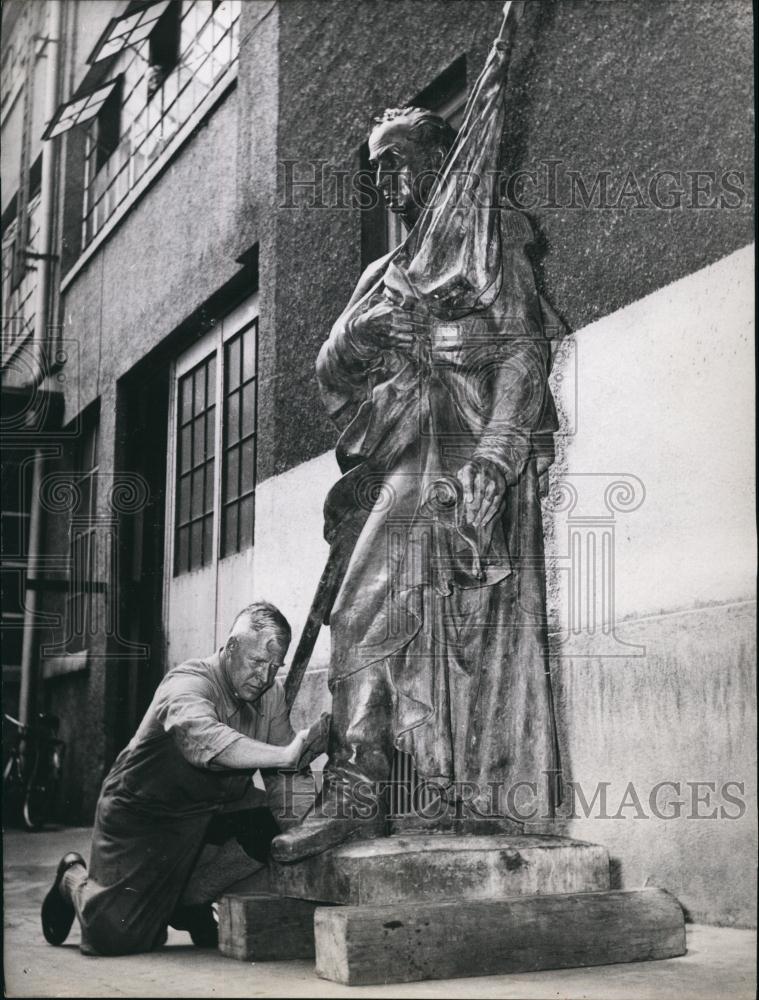 1953 Press Photo Worker Cleaning Sculpture - Historic Images