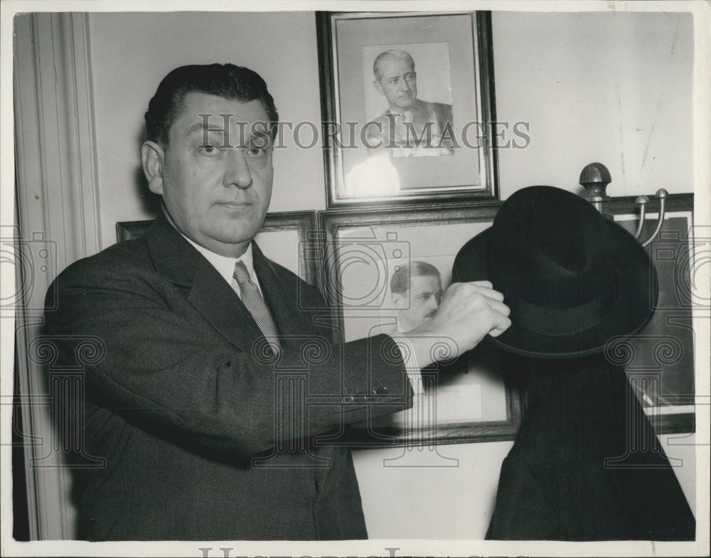 1953 Press Photo U.S. Minister to Britain arrives Mr. W. Walton - Historic Images